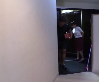 Cô em dâm đãng thủ dâm bị anh hàng xóm phát hiện
